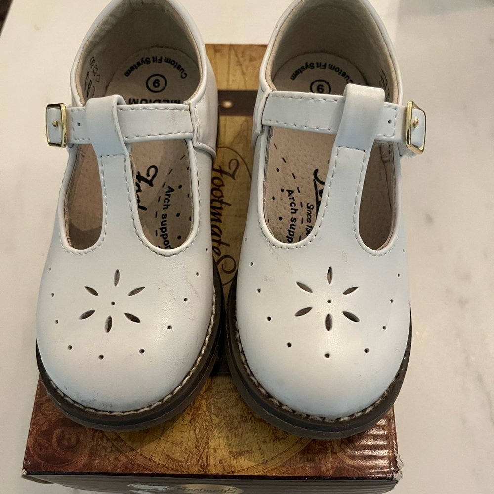 Footmates Sherry size 9 Mary Janes. VGUC. White.
